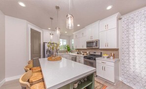 Køleskab, mikrobølgeovn, ovn, kogeplade