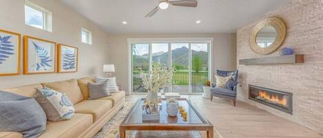 Una Smart TV, una chimenea