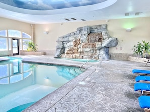 Een binnenzwembad, een verwarmd zwembad