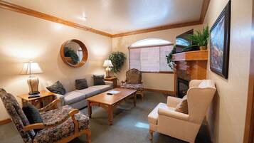 Smart TV, fireplace