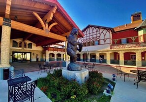 Outdoor dining - 2073 • 4-Star Zermatt King Villa w/Full Kitchen (Midway)