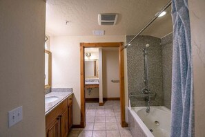 Douche, sèche-cheveux, serviettes fournies