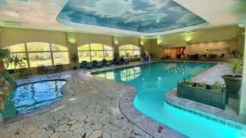 Een binnenzwembad en een verwarmd zwembad