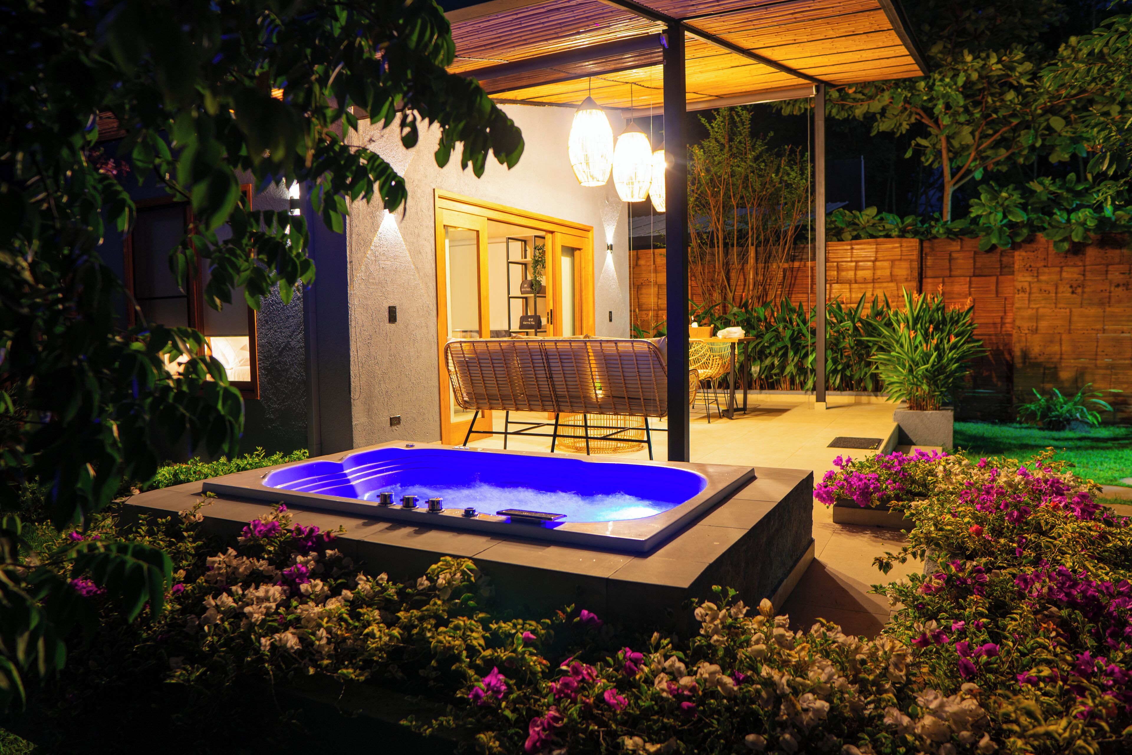 Cabaña, 1 cama de matrimonio grande, bañera de hidromasaje, vistas al jardín | Exterior