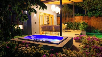 Cabana, 1 cama King, banheira de hidromassagem, vista para o jardim | Fachada