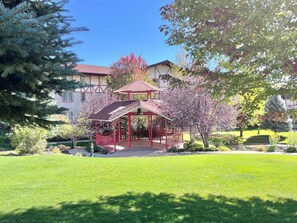 Property grounds - 1085 • Cozy Family Zermatt King Villa + Kitchen Near Park City & Deer Valley Ski Resorts (Midway)