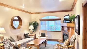 Smart TV, fireplace