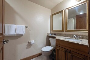 Dusj, hårføner og håndklær