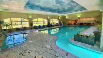 Alberca techada y alberca climatizada