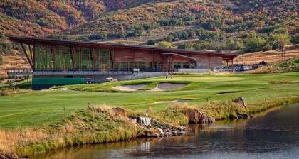 1072 | King Villa w/ Kitchen | Near Park City