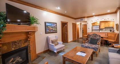 1072 | King Villa w/ Kitchen | Near Park City