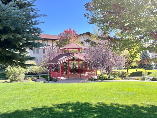 1055 • Comfortable Double Queen Suite Near Park City & Ballerina Farms