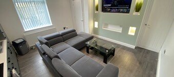 Luxury 3 Bedroom Holiday Home ,Jacuzzi Bath,Private Parking,Sleeps 10, 2 Min M62