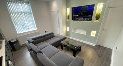 Luxury 3 Bedroom Holiday Home ,Jacuzzi Bath,Private Parking,Sleeps 10, 2 Min M62