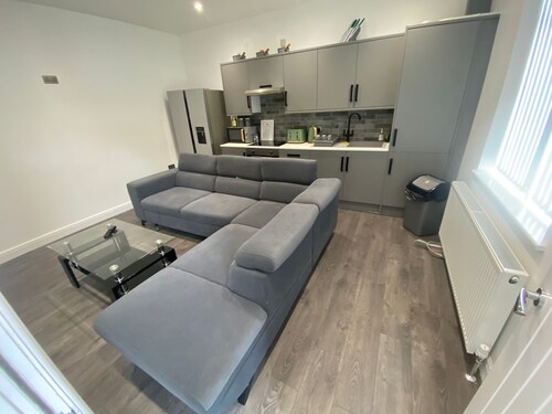 Luxury 3 Bedroom Holiday Home ,Jacuzzi Bath,Private Parking,Sleeps 10, 2 Min M62