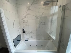 Een bubbelbad, een haardroger, handdoeken, zeep