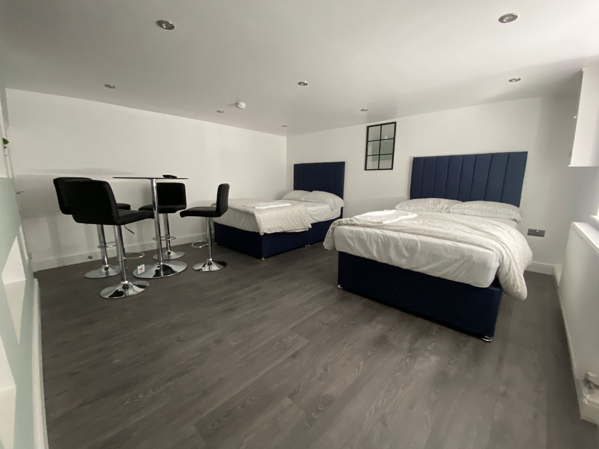 3 slaapkamers, een strijkplank/strijkijzer, wifi, beddengoed