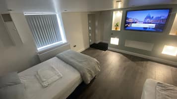 Tabla de planchar con plancha, wifi y ropa de cama