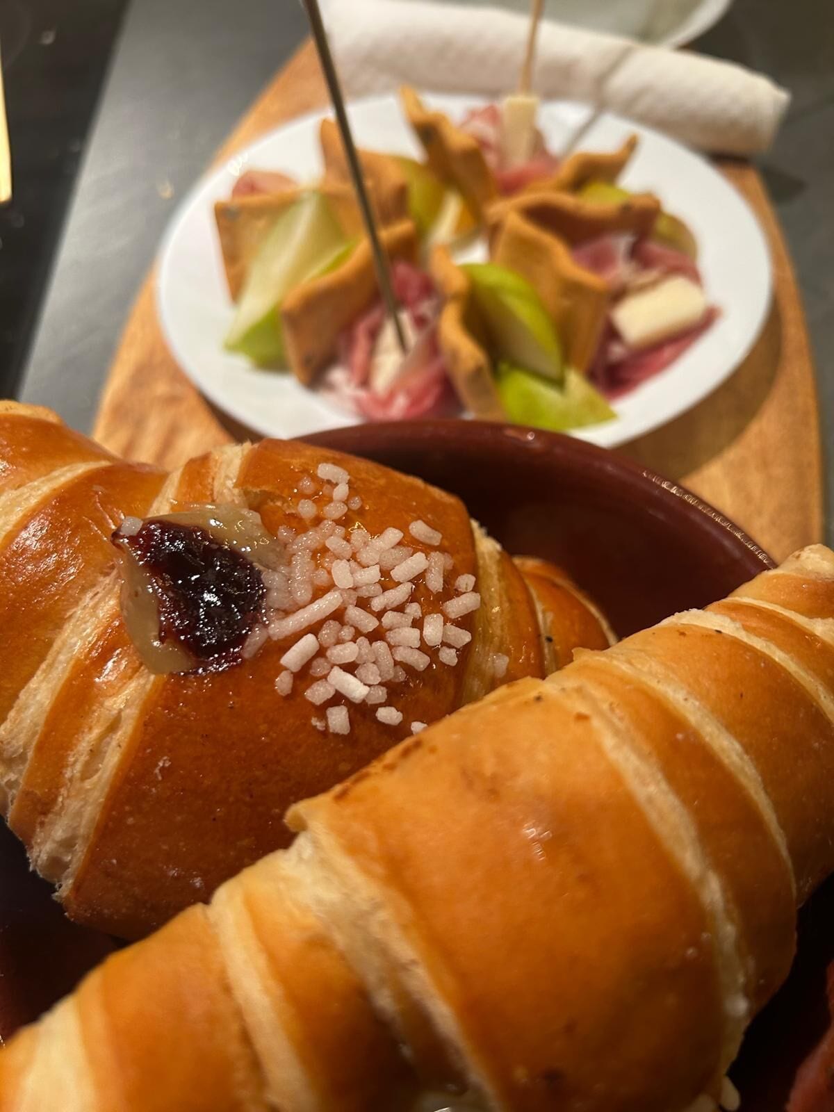 Frokost med lokale retter er inkludert hver dag