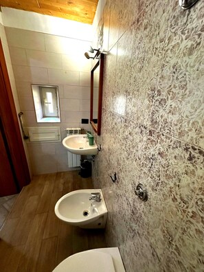 Double Room | Bathroom | Hair dryer, soap, shampoo, toilet paper - Comfort and Breakfast (Naples)