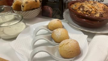 Een dienblad met gebak, een schaal dessert en een bord met de tekst 'Geluk is een staat van taart'.