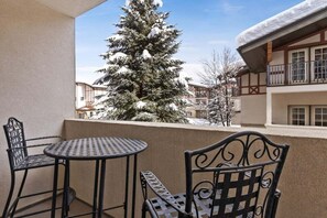 Outdoor dining - 2022 • Cozy Zermatt Swiss King Villa + Kitchen Near Deer Valley & Park City Ski Resorts (Midway)