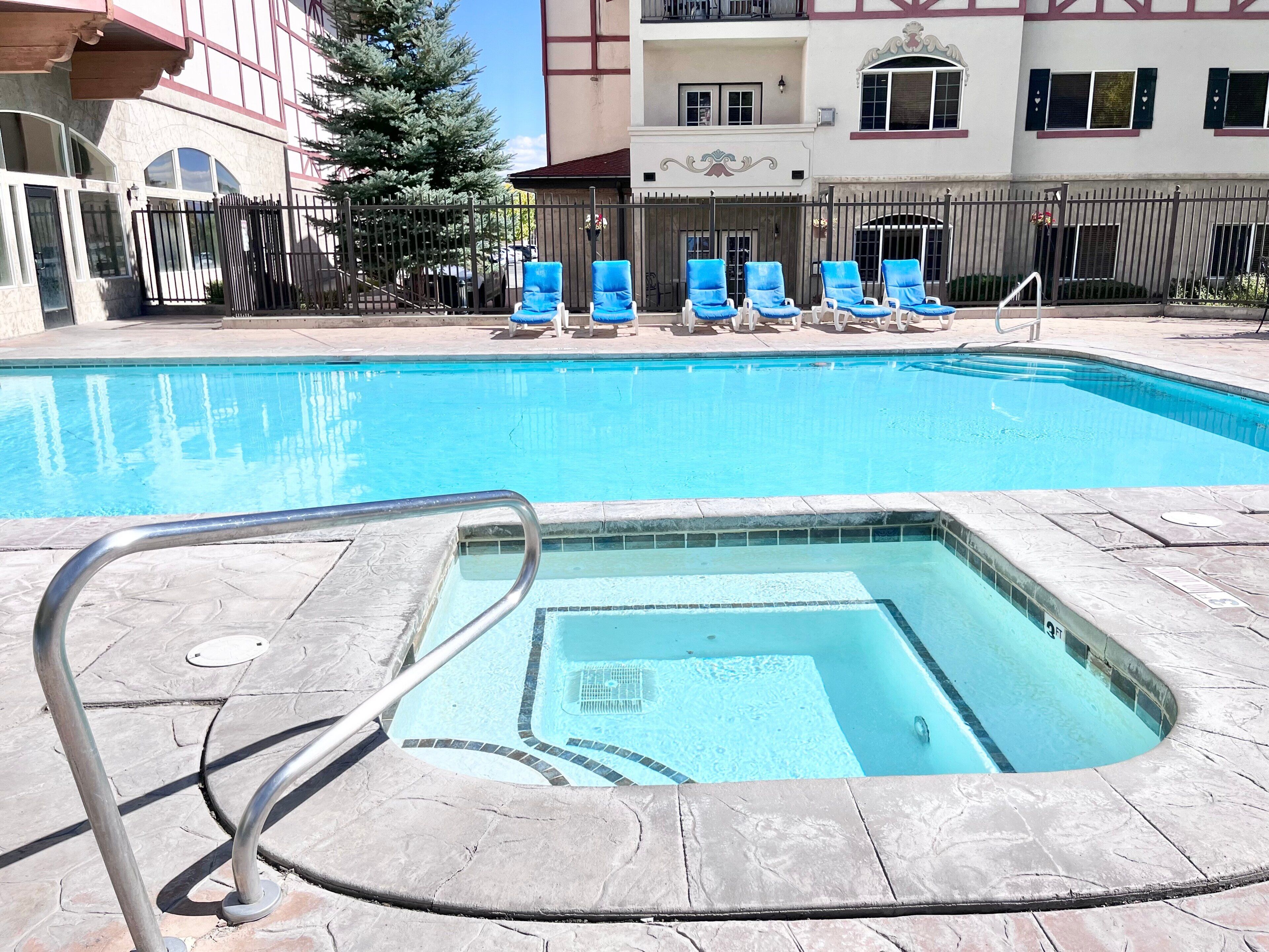 Een binnenzwembad en een verwarmd zwembad