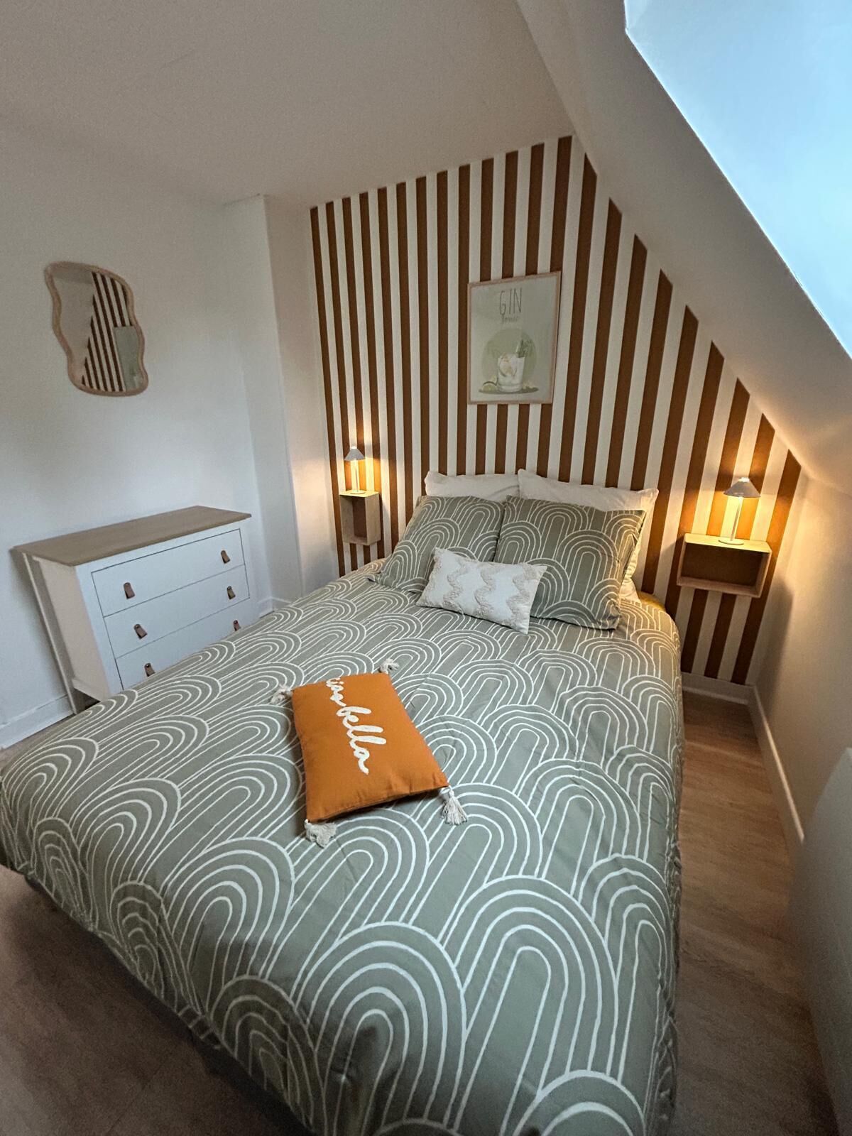 2 habitaciones, tabla de planchar con plancha y cuna de viaje 