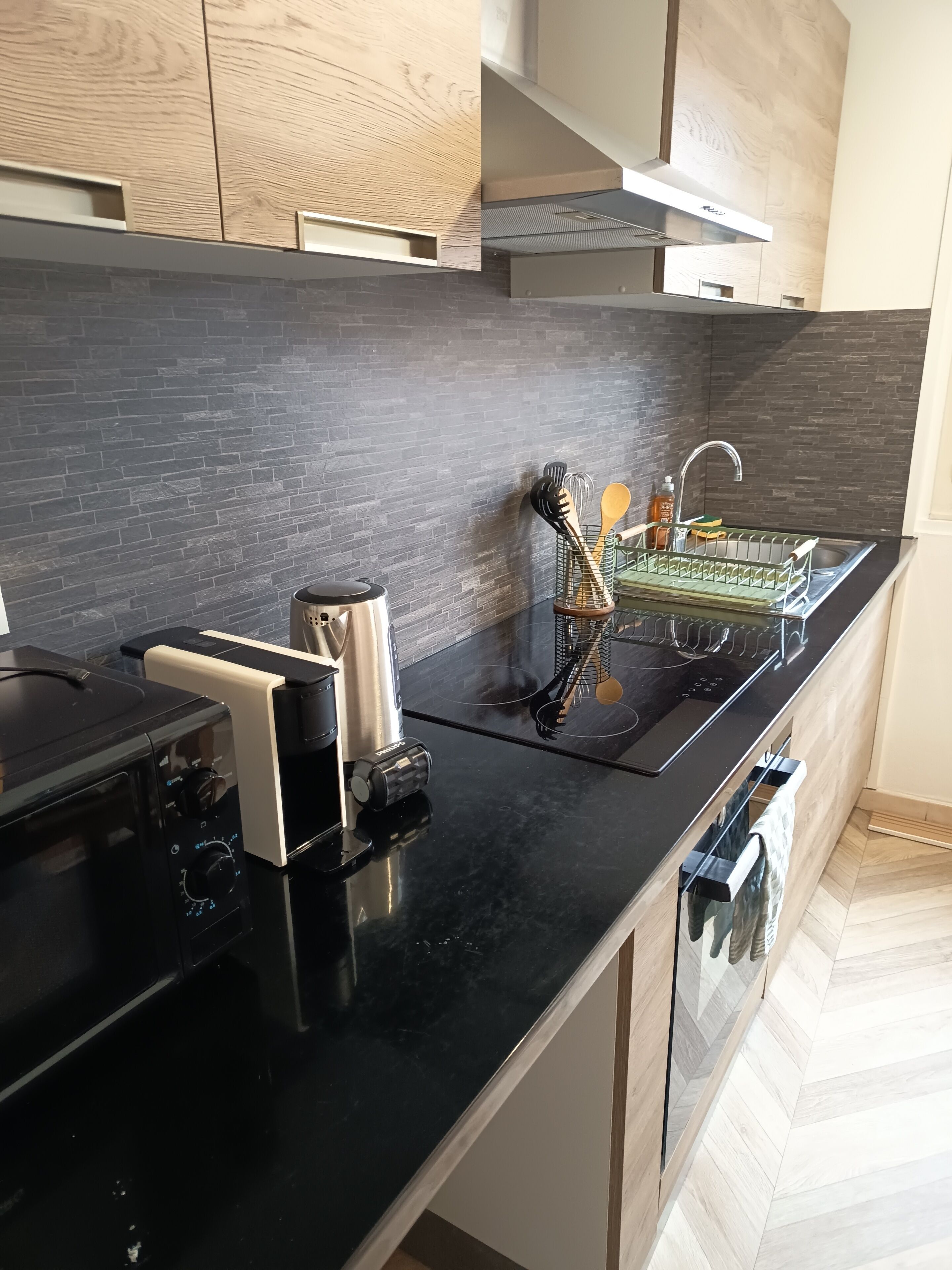 冷蔵庫、電子レンジ、オーブン、コンロ