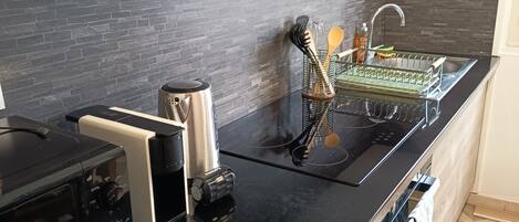 Kühlschrank, Mikrowelle, Ofen, Herdplatte