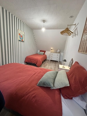 2 habitaciones, tabla de planchar con plancha y cuna de viaje 