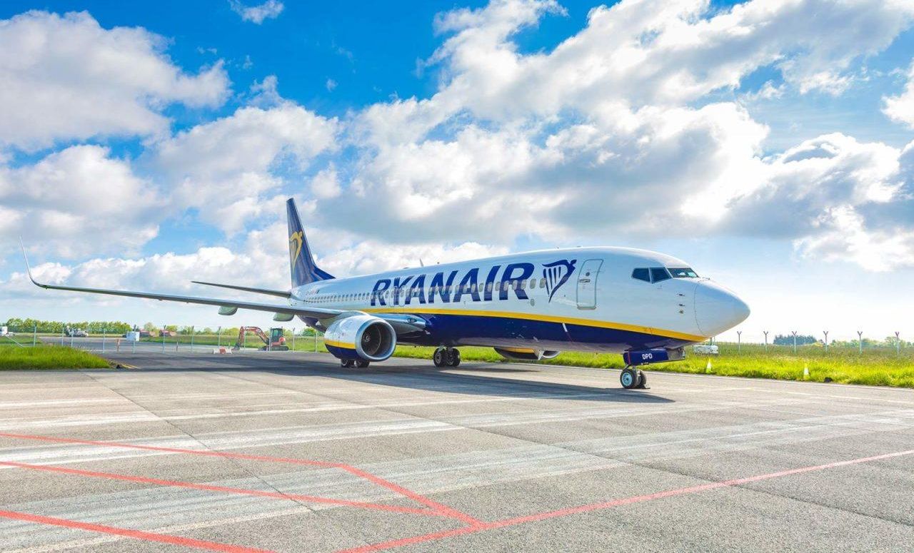 Ein Ryanair Flugzeug am Rollfeld.