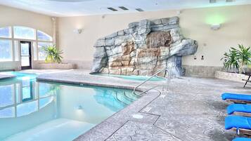 Una piscina cubierta, una piscina climatizada