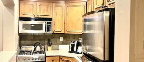 Kjøleskap, mikrobølgeovn, ovn og kokeplater