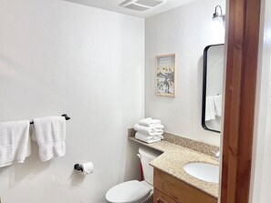 Sèche-cheveux, serviettes fournies