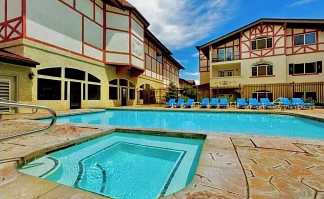 Una piscina techada, una piscina climatizada