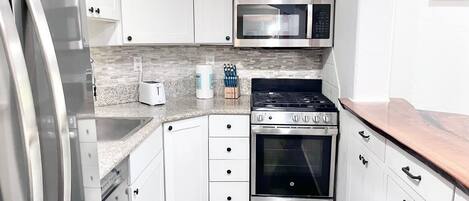 Réfrigérateur, four à micro-ondes, un four, surface de cuisson