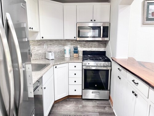 2039 • Cozy Zermatt Swiss King Villa + Kitchen Near Park City & Deer Valley Ski Resorts