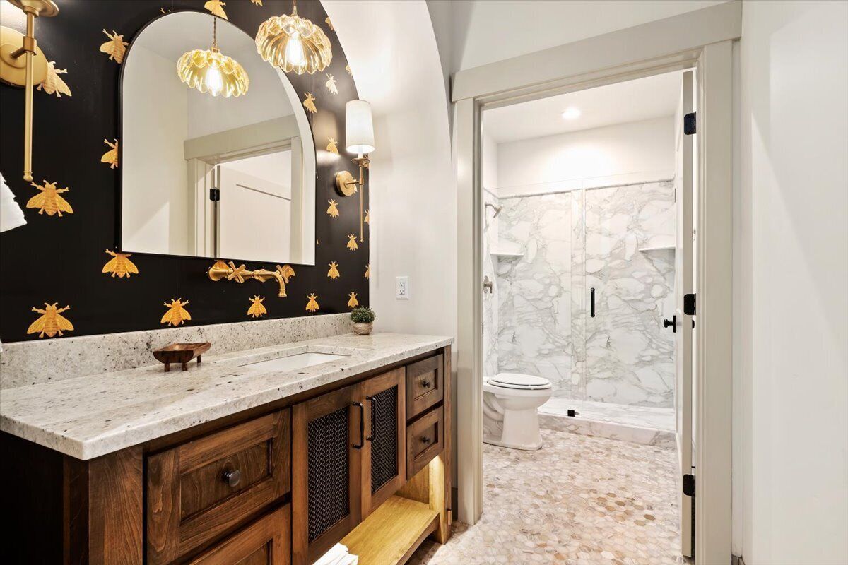 Douche, sèche-cheveux, serviettes fournies