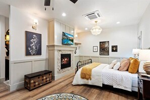 1 bedroom, desk, free WiFi, bed sheets - The Bee Room | Cozy Retreat on Midway Main Street (Midway)