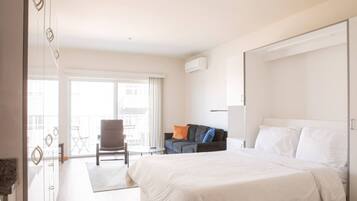 Iron/ironing board, WiFi, bed sheets