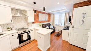 Jääkaappi, mikroaaltouuni, uuni, liesi