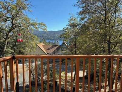 Charming A-Frame Cabin Lake Views & Pool Table