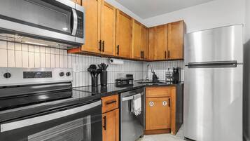 Refrigerador, microondas, horno y parrilla de estufa