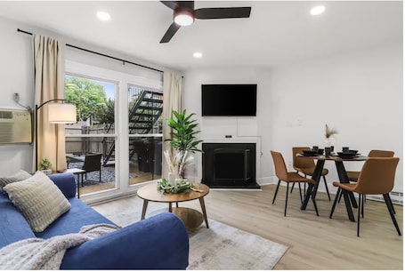 Smart TV. Modern & Elegant Retreat Cozy Capitol Hill Getaway