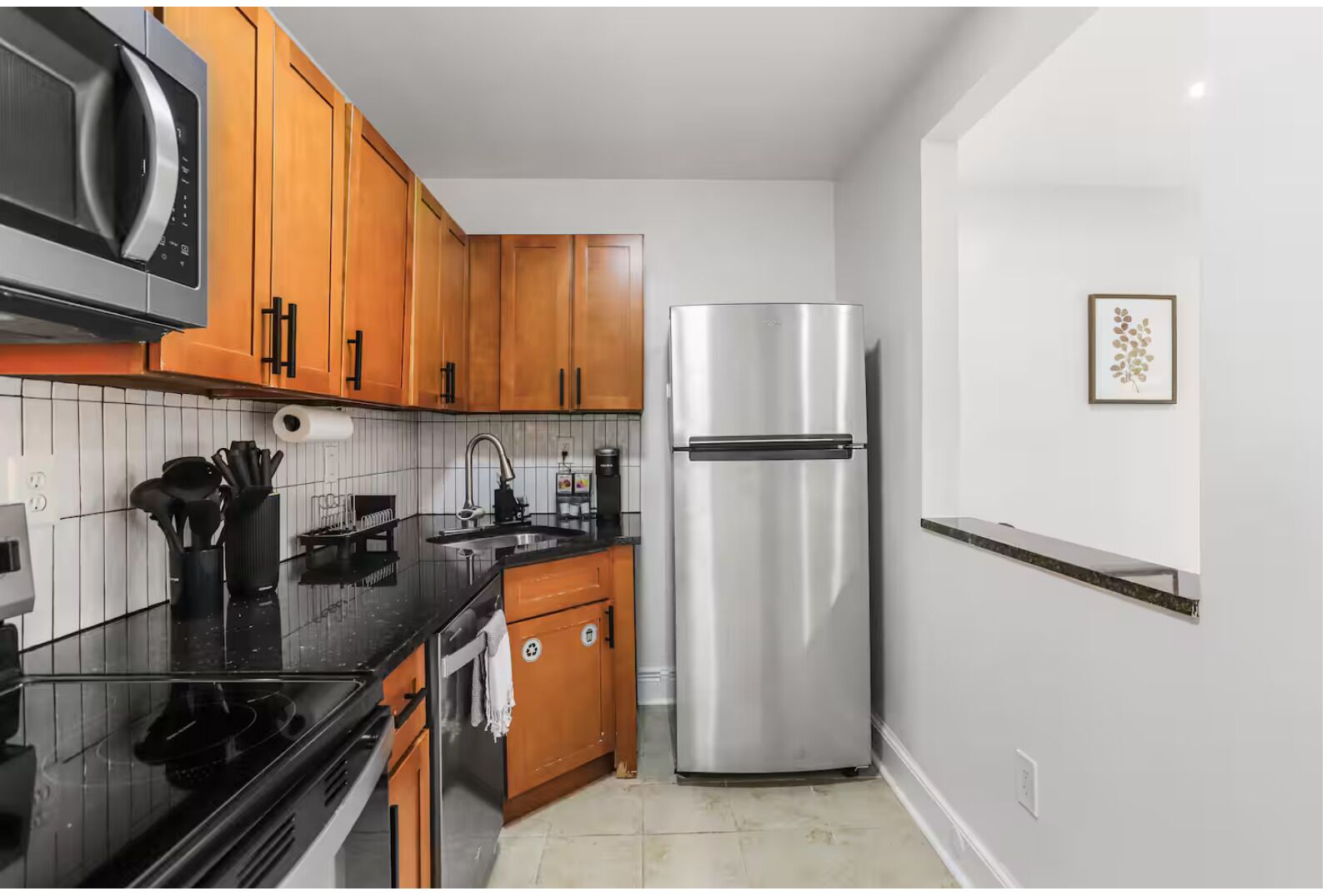 冷蔵庫、電子レンジ、オーブン、コンロ