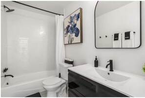 Secadora de cabello, toallas, jabón, papel de baño 