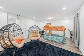 5 bedrooms, iron/ironing board, WiFi, bed sheets