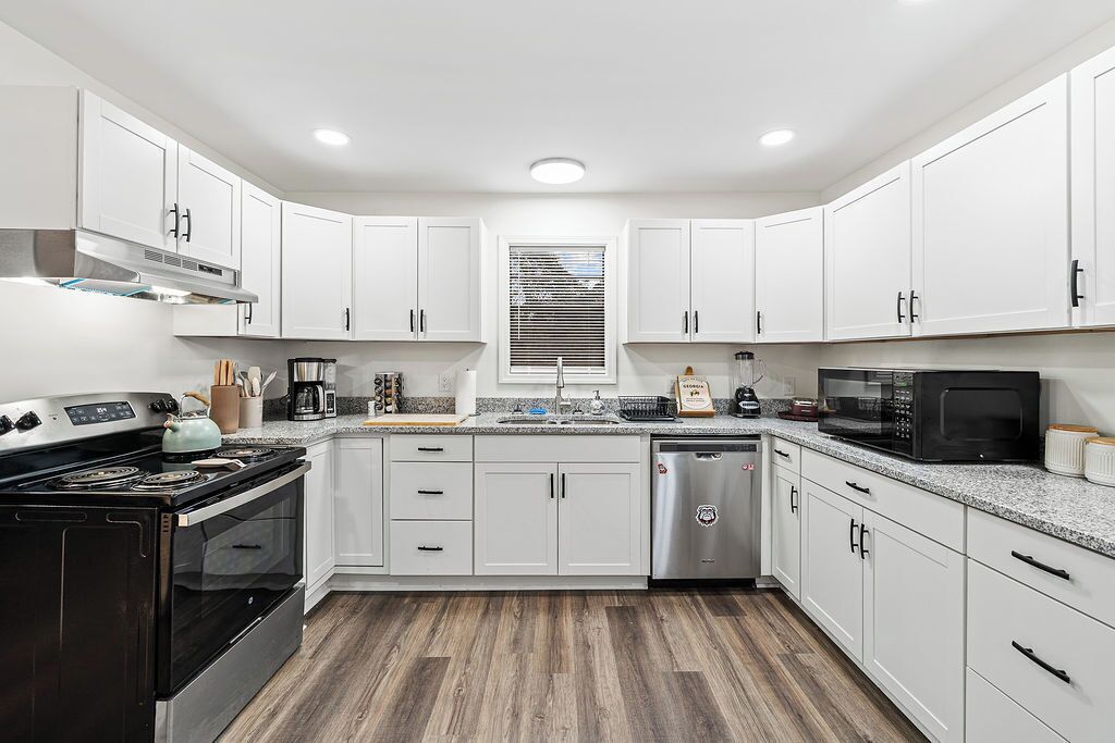 Kühlschrank, Mikrowelle, Ofen, Herdplatte