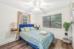 5 habitaciones, tabla de planchar con plancha, wifi y ropa de cama 